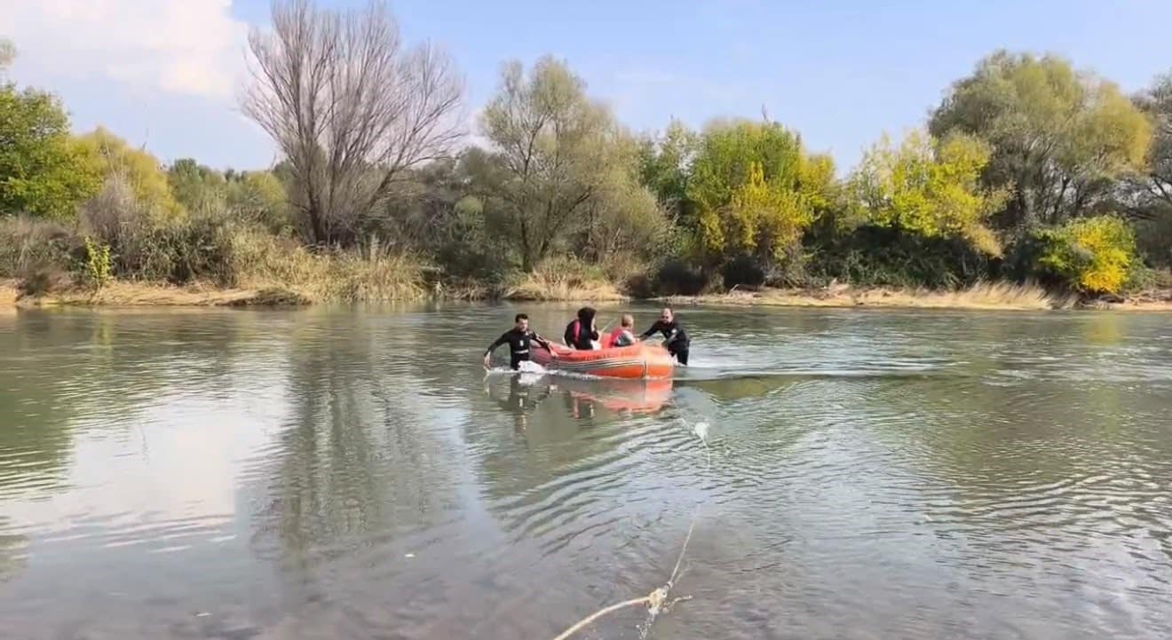 Piknik yaparken mahsur kalan 2 kişiyi itfaiye kurtardı
