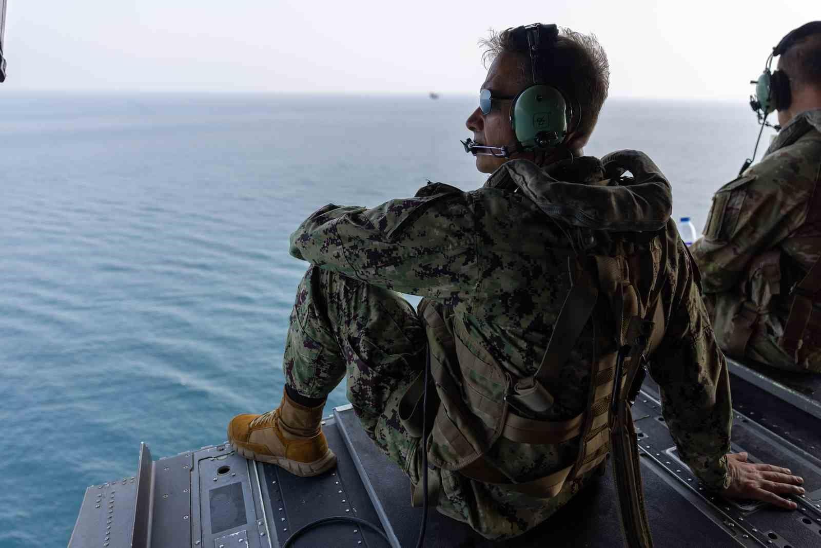 CENTCOM Komutanı Cooper, Hürmüz Boğazı üzerinden helikopterle uçuş gerçekleştirdi