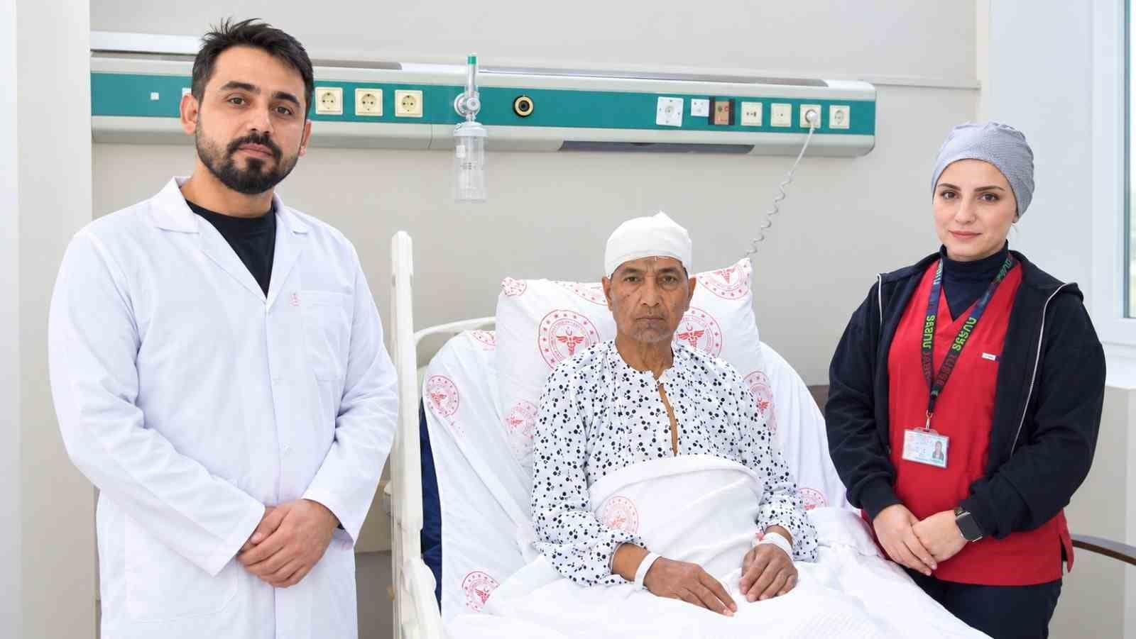 Şanlıurfa’da 60 yaşındaki kadının beynindeki 10 santimetrelik kitle ameliyatla çıkarıldı