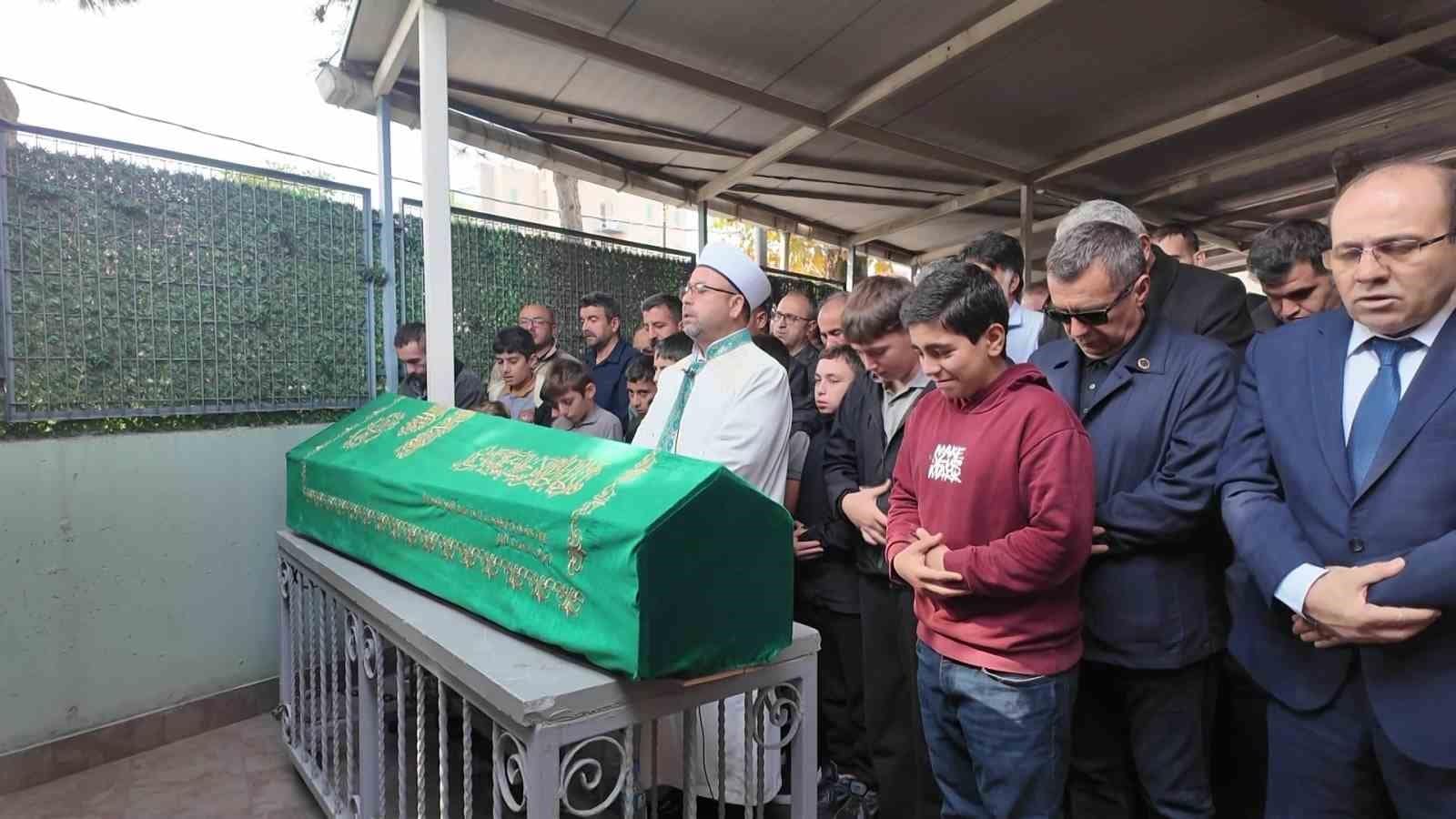 Maltepe’de gecekondu yangınında hayatını kaybeden 12 yaşındaki çocuk toprağa verildi