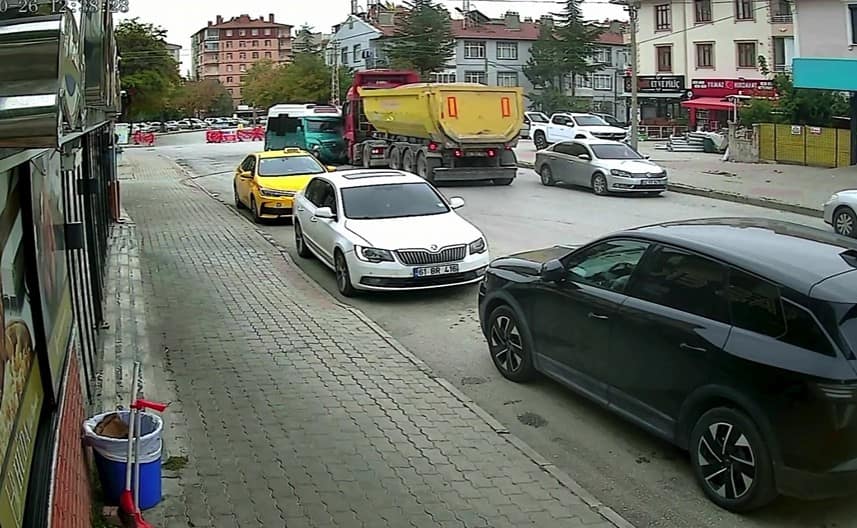 Hafriyat yüklü kamyon ile minibüs çarpıştı: 10 yaralı