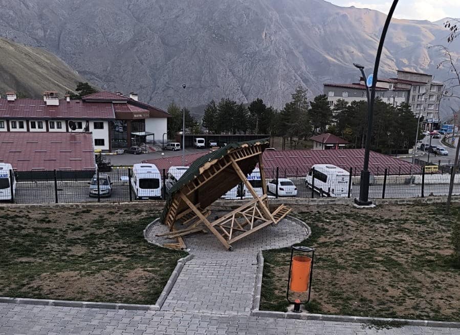 Hakkari’de yeni yapılan kamelyaya zarar verdiler