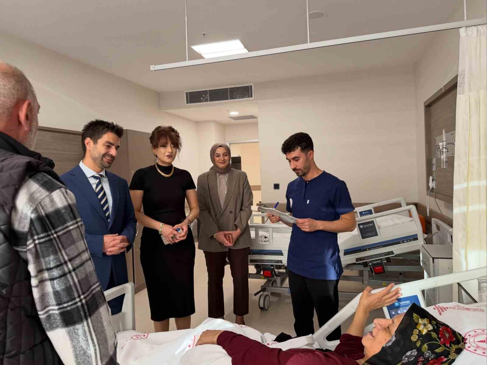Mengücek Gazi EAH yönetiminden Hasta Hakları Günü’nde hasta ziyareti