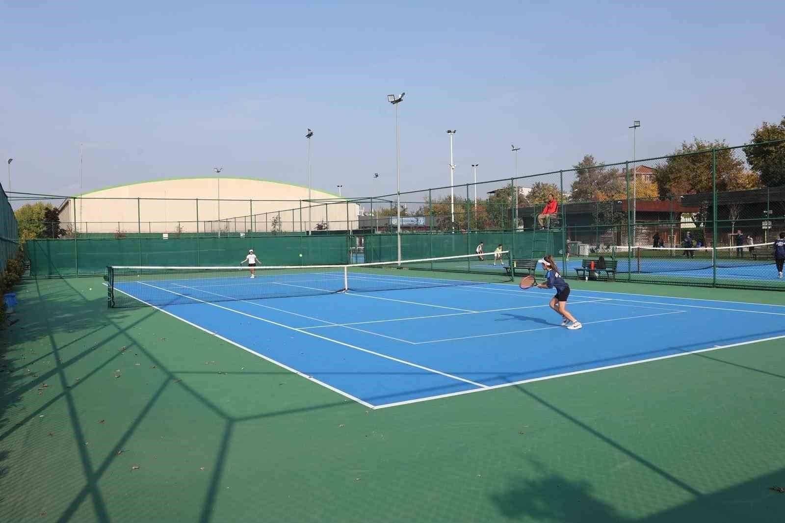 Cumhuriyet coşkusu tenis kortlarına taşındı