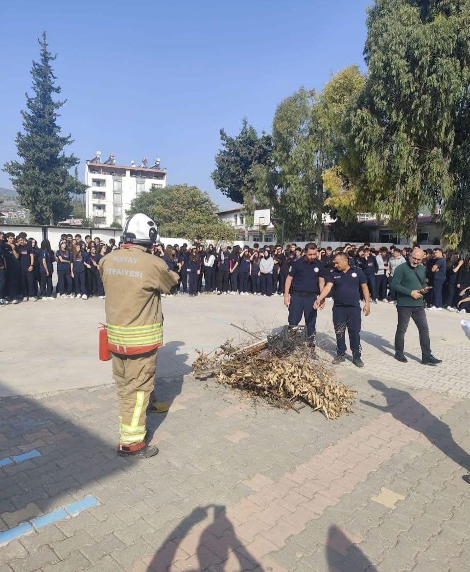 Antakya’da öğrenci ve öğretmenlere yangın eğitimi verildi