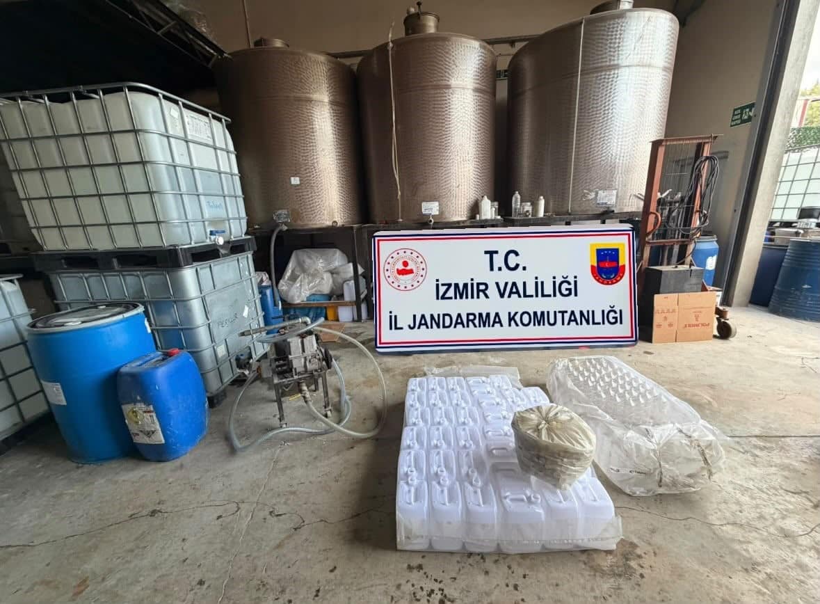 İzmir’de sahte alkol imalathanesine operasyon: 21 bin litre etil alkol ele geçirildi