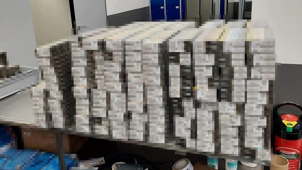 Köln Havalimanı’nda 12 valizde 57 bin paket kaçak sigara ele geçirildi