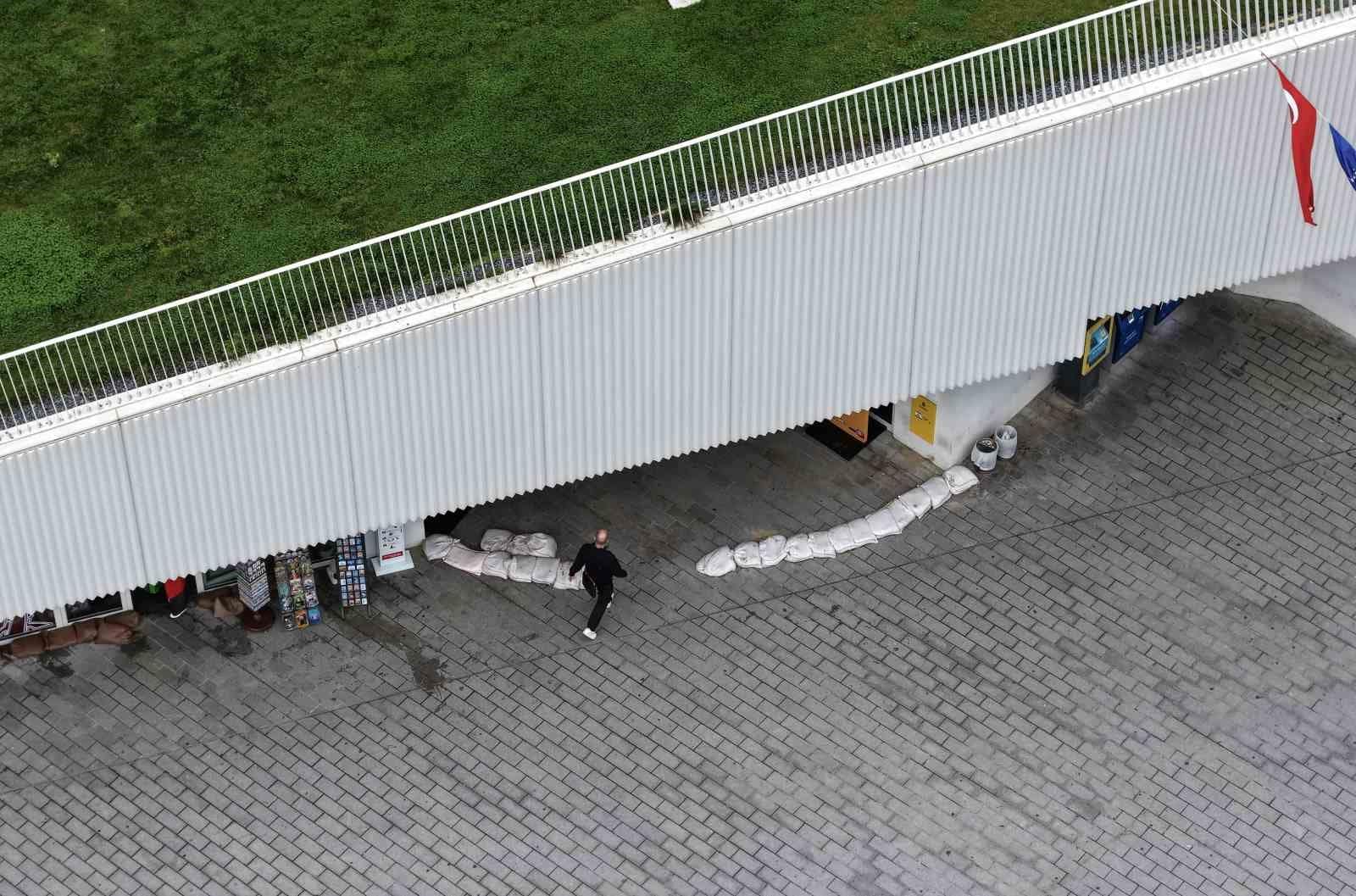 İBB’ye bağlı Kabataş Transfer Merkezi’nde çuvallarla sel önlemi