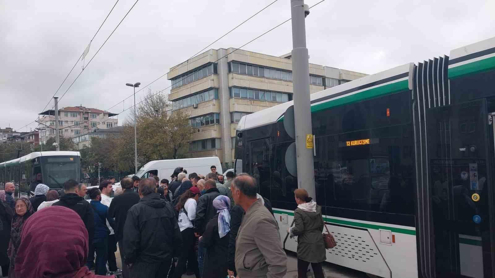Kocaeli’de tramvayın çarptığı 2 kadından biri ağır yaralandı