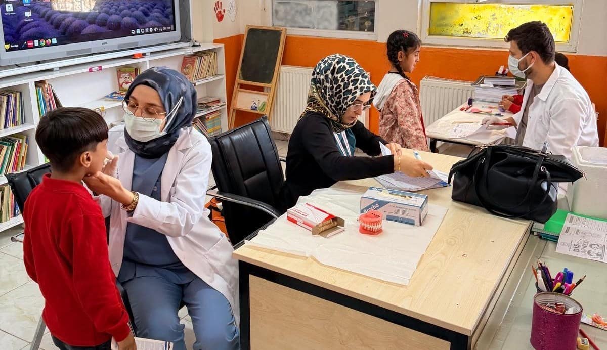 Kâhta’da köy okullarındaki öğrencilere ağız ve diş sağlığı eğitimi