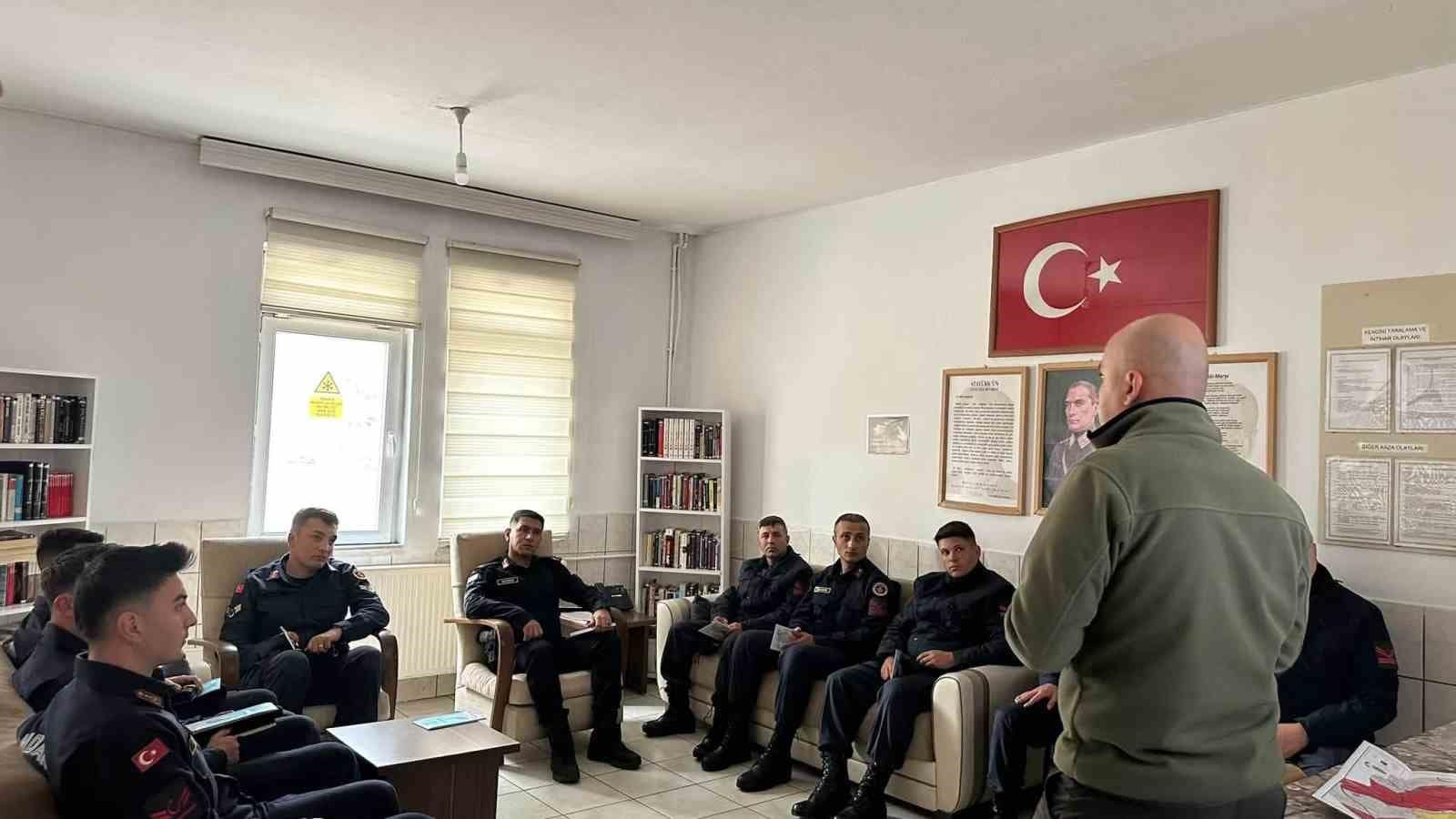 Demirözü’nde jandarma personeline kaçak avcılıkla mücadele eğitimi verildi