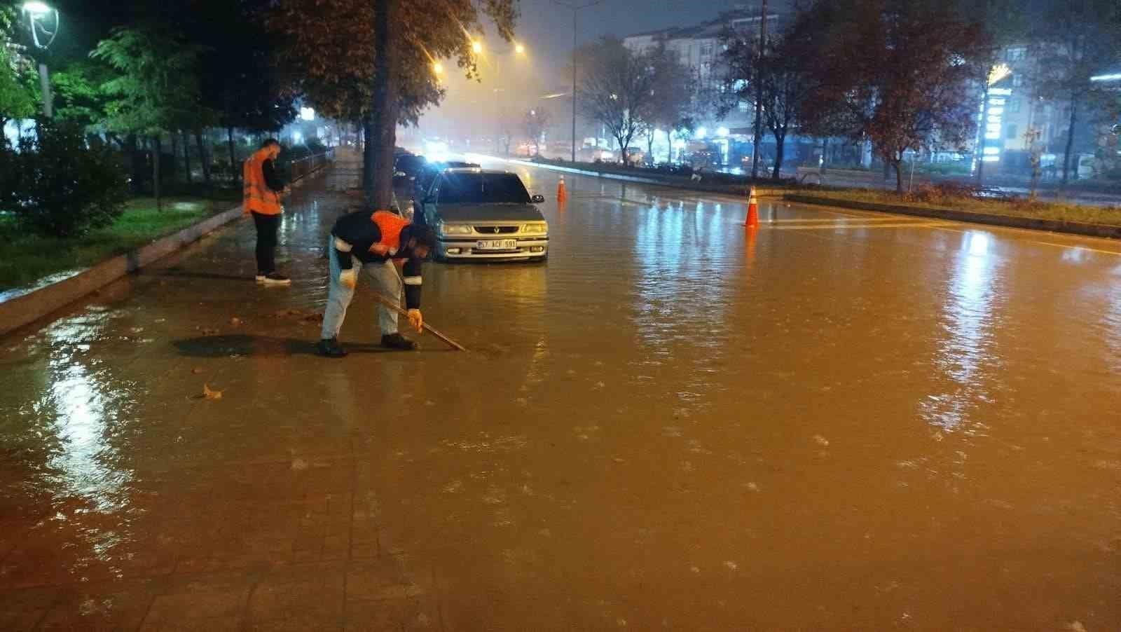 Boyabat’ta her yağmurda aynı çile: Sürücüler ve yayalar zor anlar yaşadı