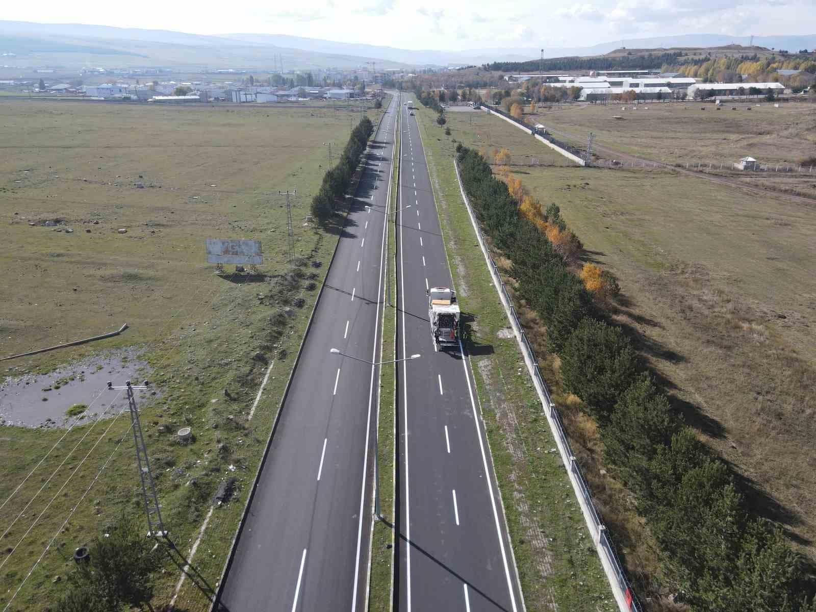 Ardahan’da asfaltlanan yollara son dokunuş: Şerit çizgileri çizildi
