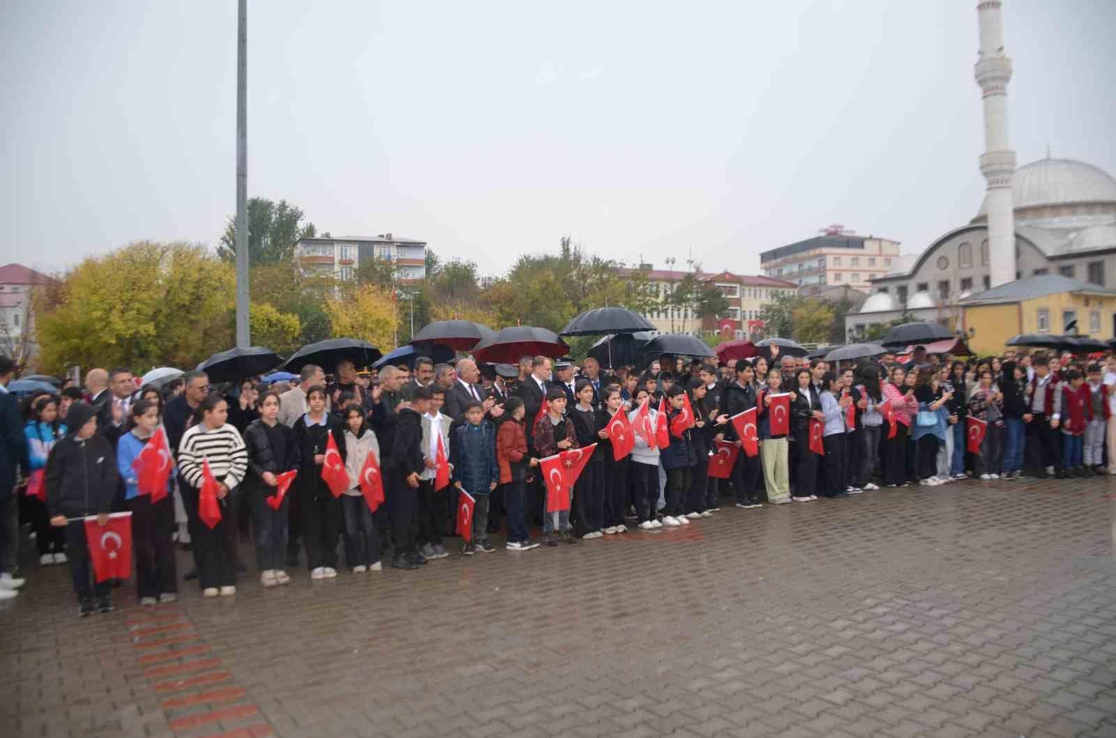 Bulanık’ta 200 metrelik Türk bayrağıyla yürüyüş düzenlendi