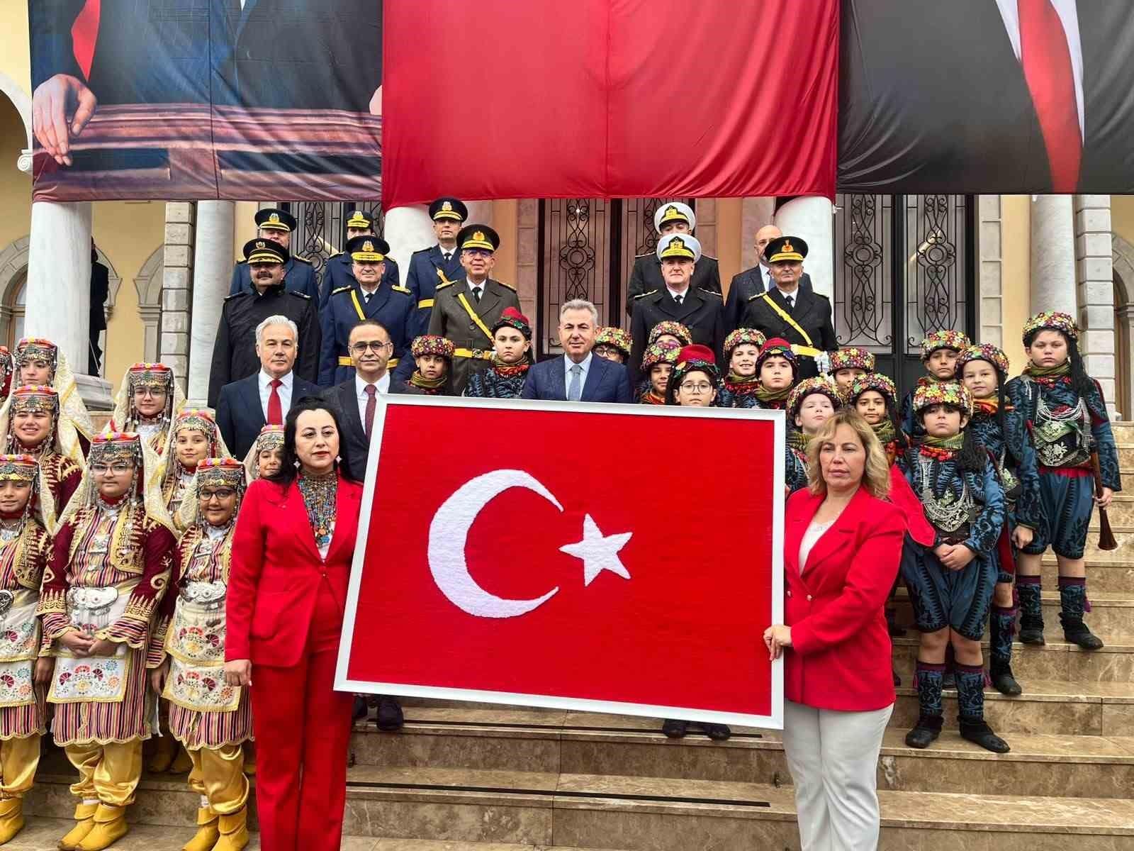 İlmek ilmek dokunan Türk bayrağı Vali Elban’a teslim edildi