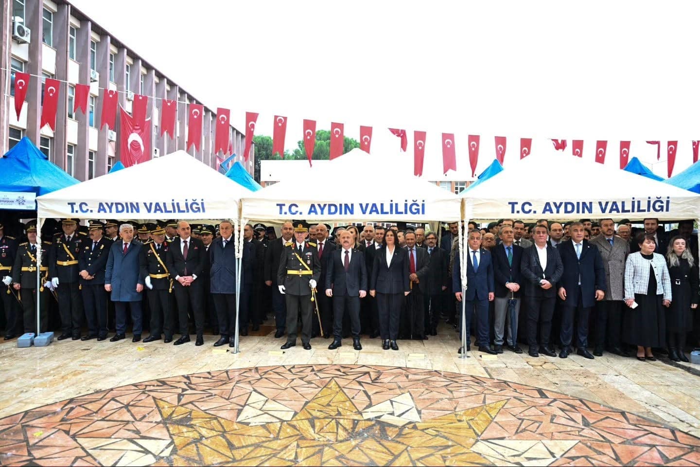 Aydın’da 29 Ekim kutlamaları çelenk sunumuyla başladı
