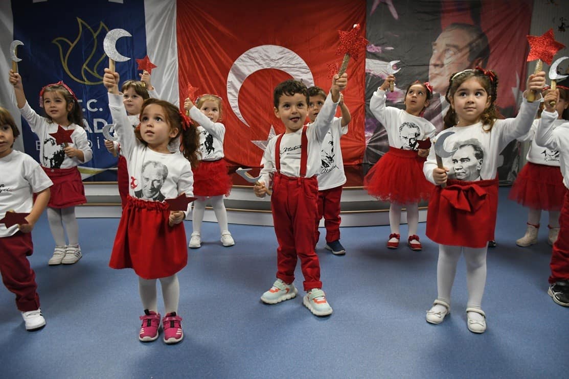Kuşadası’nda minikler Cumhuriyet Bayramı’nı coşkuyla kutladı