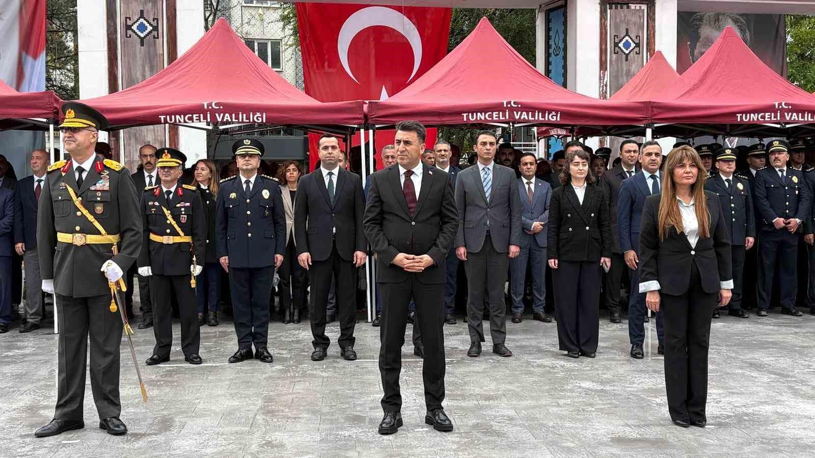 Tunceli’de 29 Ekim Cumhuriyet Bayramı kutlamaları çelenk sunumuyla başladı