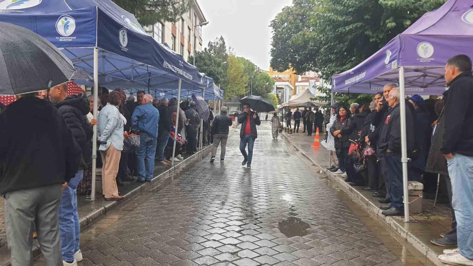 Başkan Doğan’ın destekçileri ikinci günde de belediye önünde buluştu