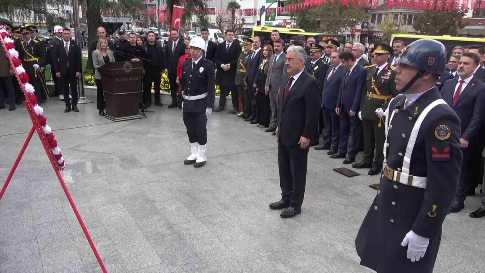 Cumhuriyetin 103. yılında Atatürk Anıtı’na çelenkler sunuldu
