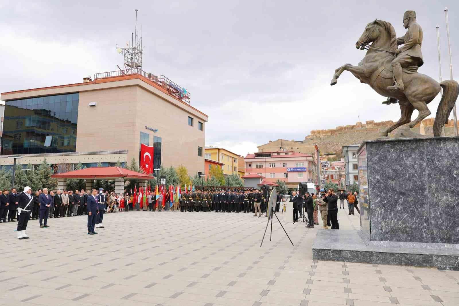 Bayburt’ta Cumhuriyet Bayramı kutlamaları çelenk sunumuyla başladı
