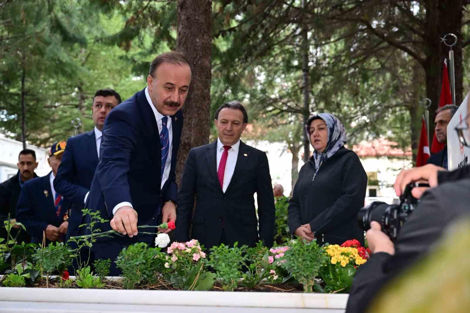 Isparta’da 29 Ekim Cumhuriyet Bayramı kutlamaları çelenk töreniyle başladı