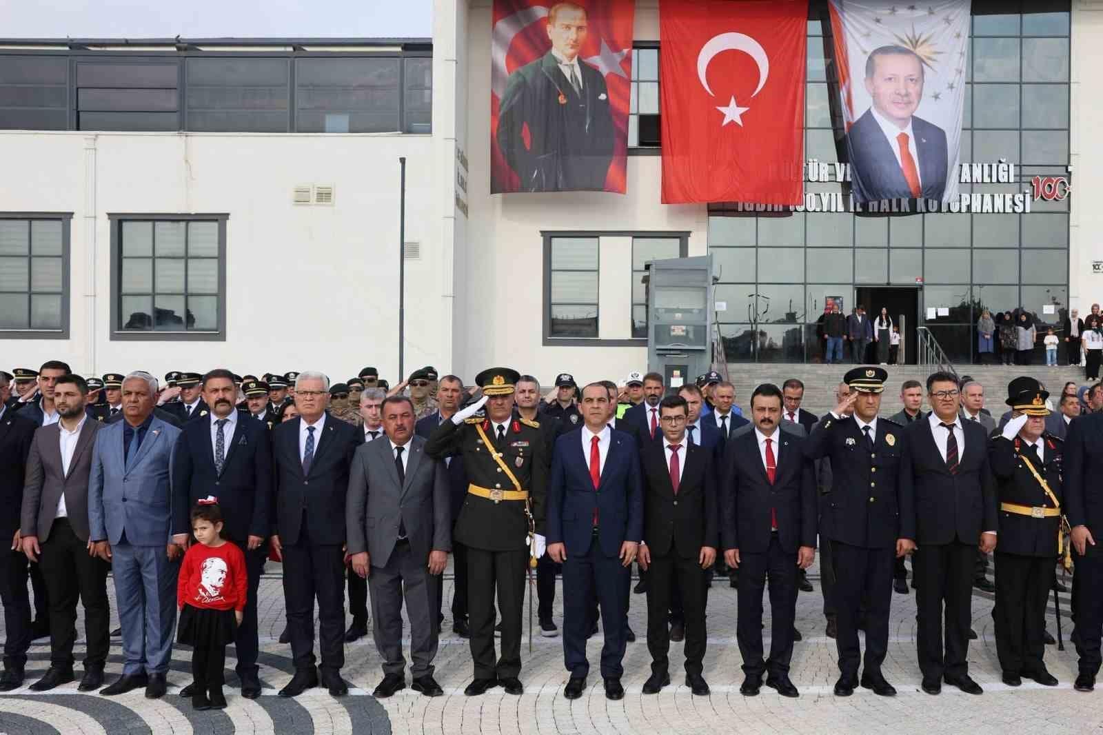 Iğdır’da 29 Ekim Cumhuriyet Bayramı kutlamaları çelenk sunma töreniyle başladı
