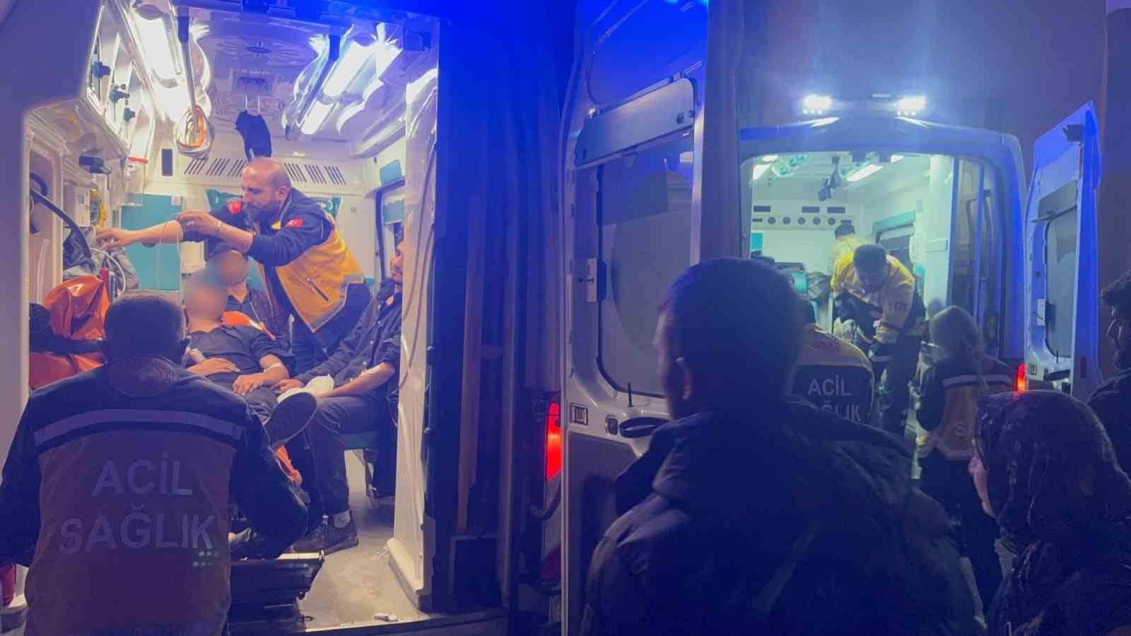 Hakkari’de düzensiz göçmenleri taşıyan minibüs dereye uçtu: 20 yaralı