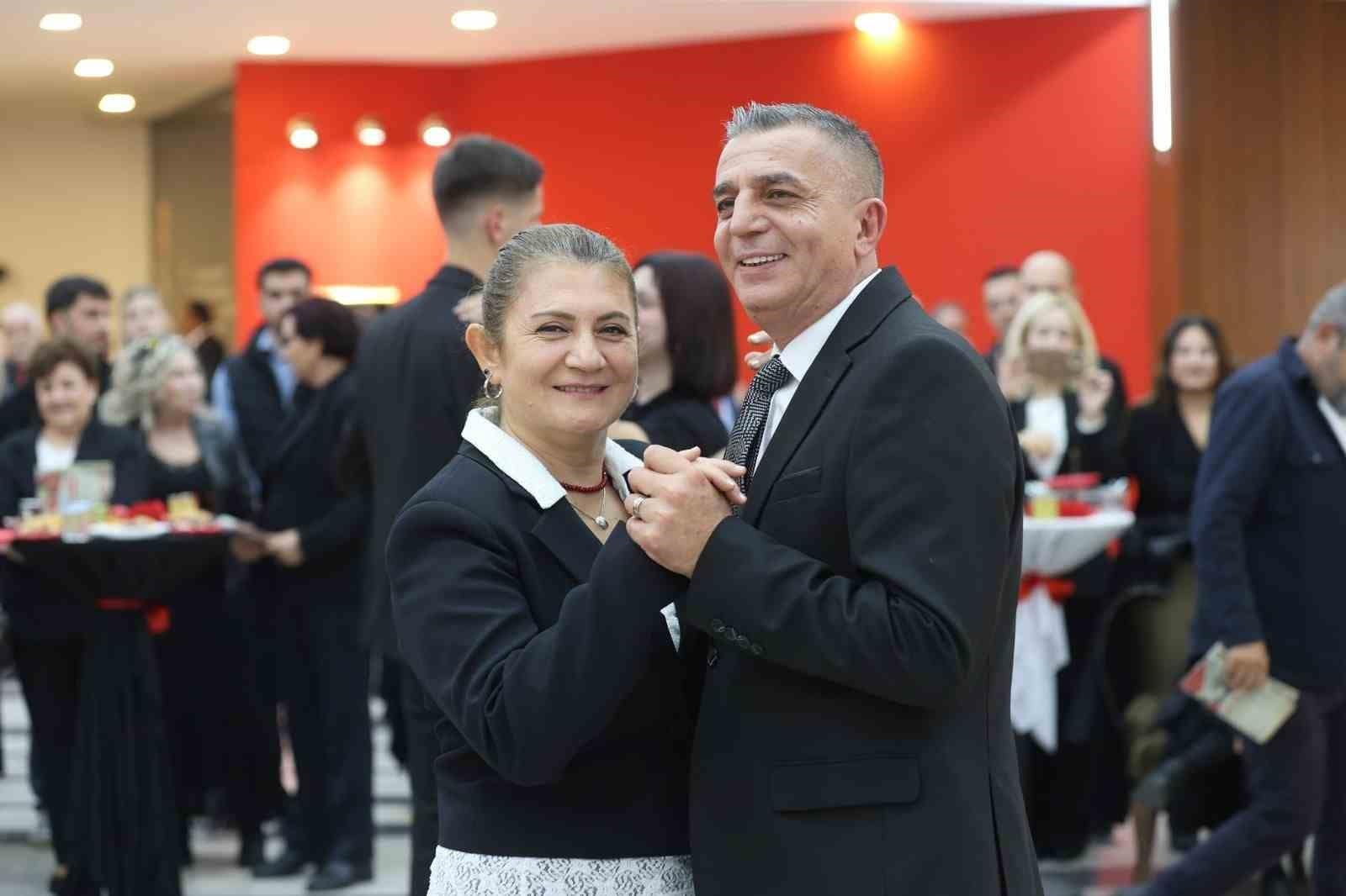Cumhuriyet Balosunda vals ve zeybek bir arada