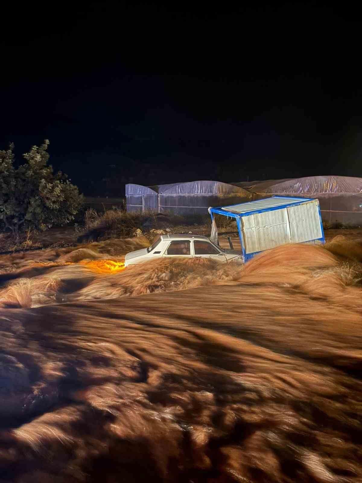 Büyükşehir ekiplerinin yağmur mesaisi gece boyunca sürdü