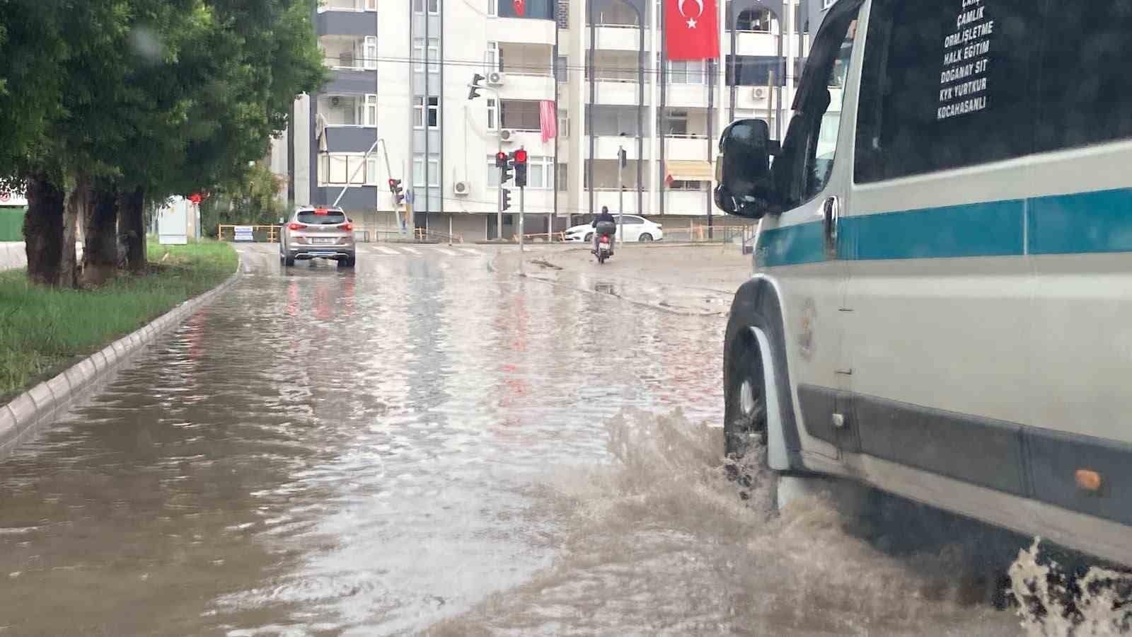 Erdemli ‘de şiddetli yağış yol ve bahçeleri göle çevirdi, vatandaşları mağdur etti