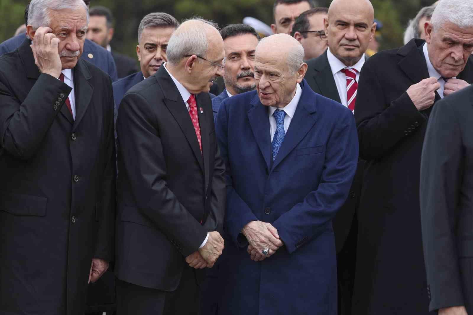 CHP Genel Başkanı Kılıçdaroğlu ile MHP Genel Başkanı Bahçeli Anıtkabir’de sohbet etti