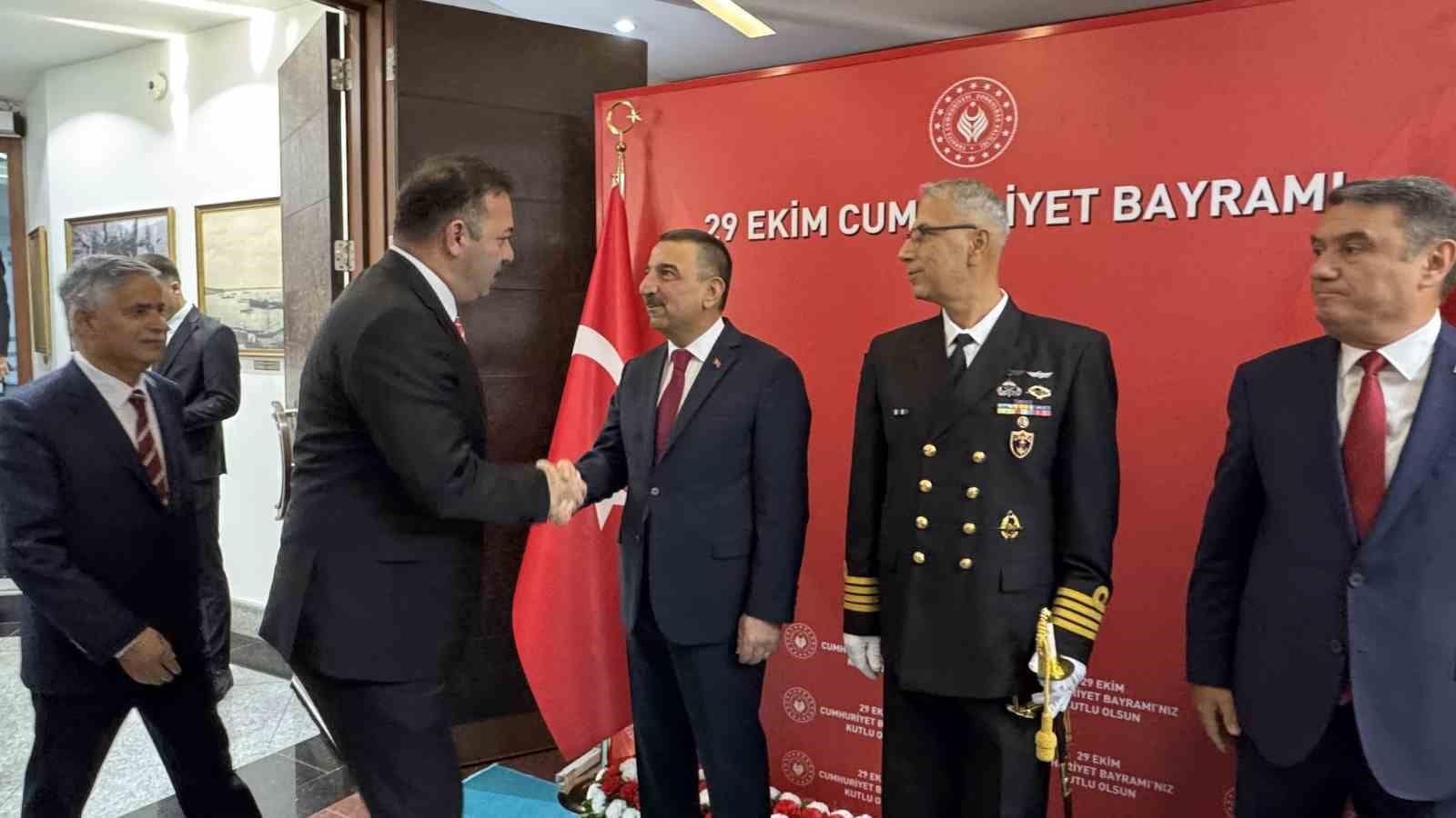 Valilik makamında tebrikat töreni gerçekleşti