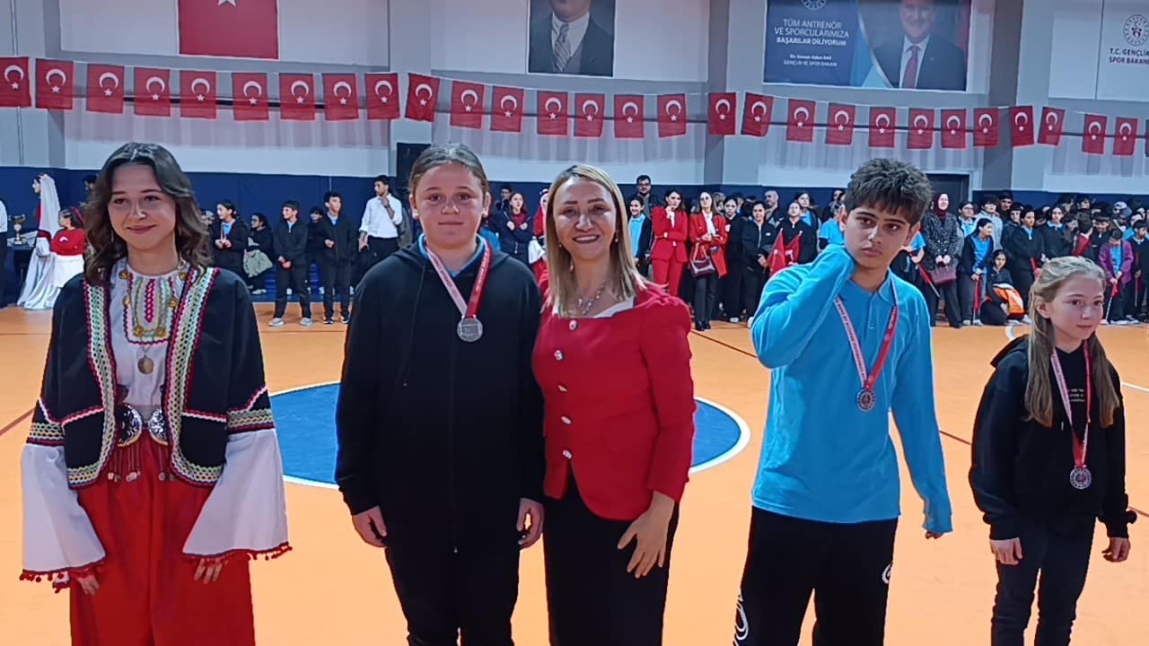 Derece giren öğrenciler ödüllerini aldı