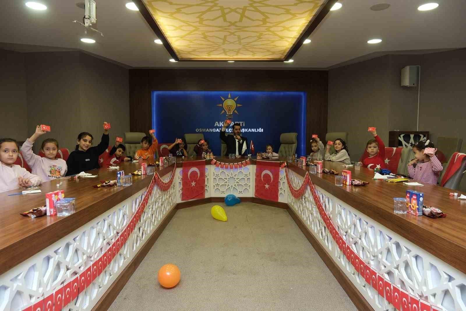AK Parti Osmangazi’den 29 Ekim’e anlamlı etkinlik: Minik ellerden şehit ailelerine bayrak hediyesi