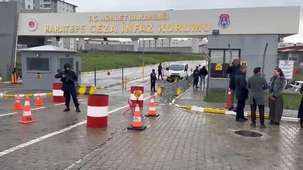 Görevinden uzaklaştırılan Üsküdar Belediye Başkanı Dedetaş ev hapsiyle tahliye edildi