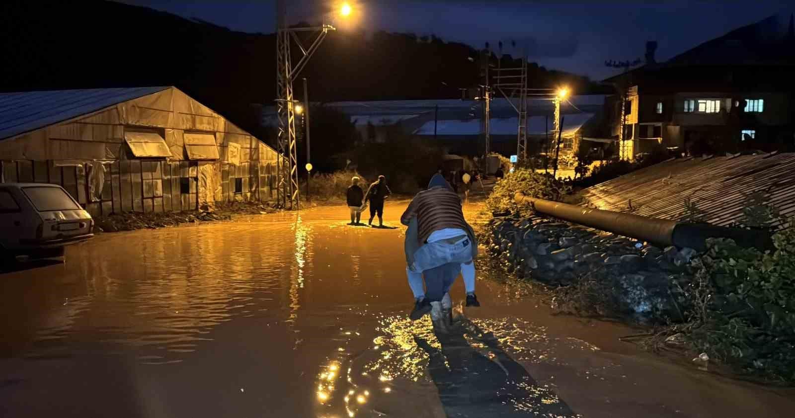 Mersin’de sağanak yağış hayatı olumsuz etkiledi