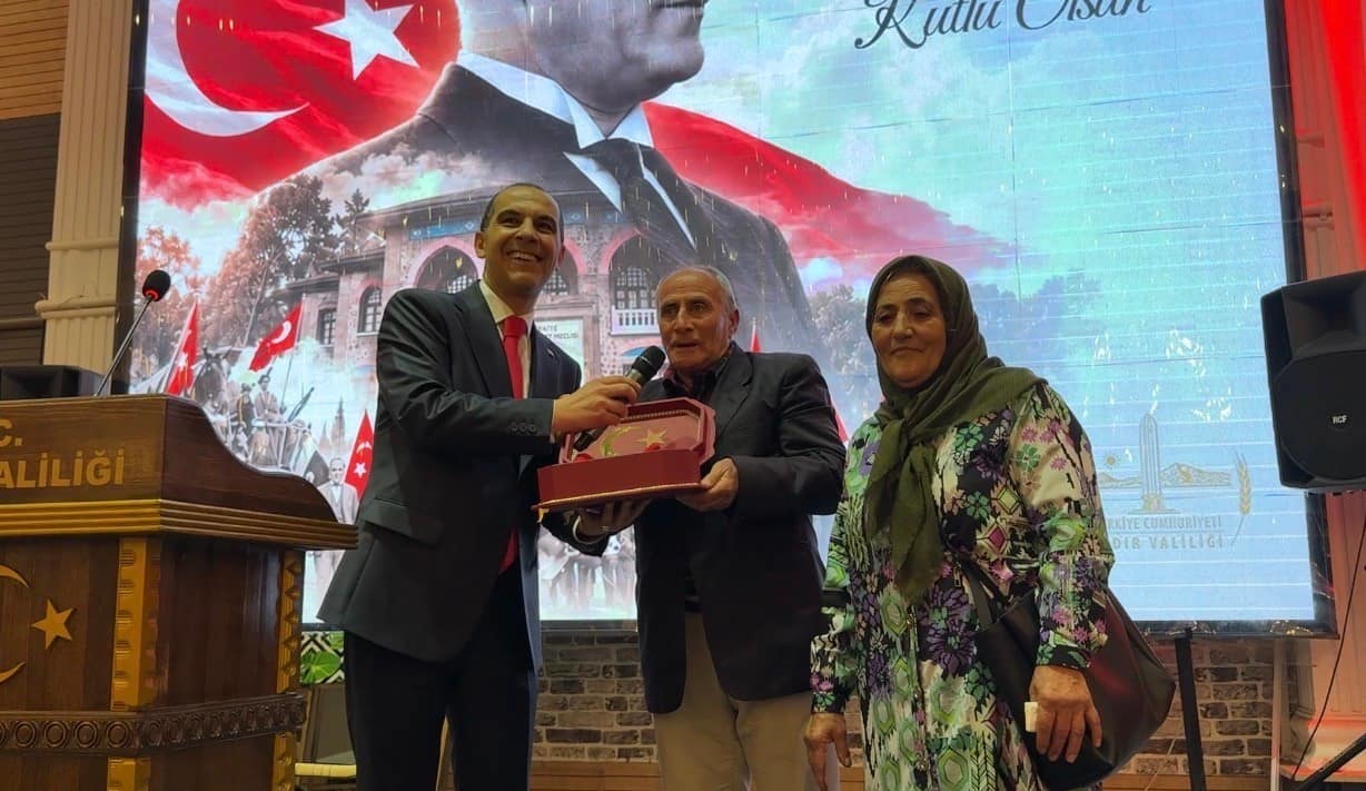 Vali Taşolar, bisikletiyle ve elinde bayrağıyla konvoya katılan Urfullah Çiftçi’yi resepsiyonda ağırladı