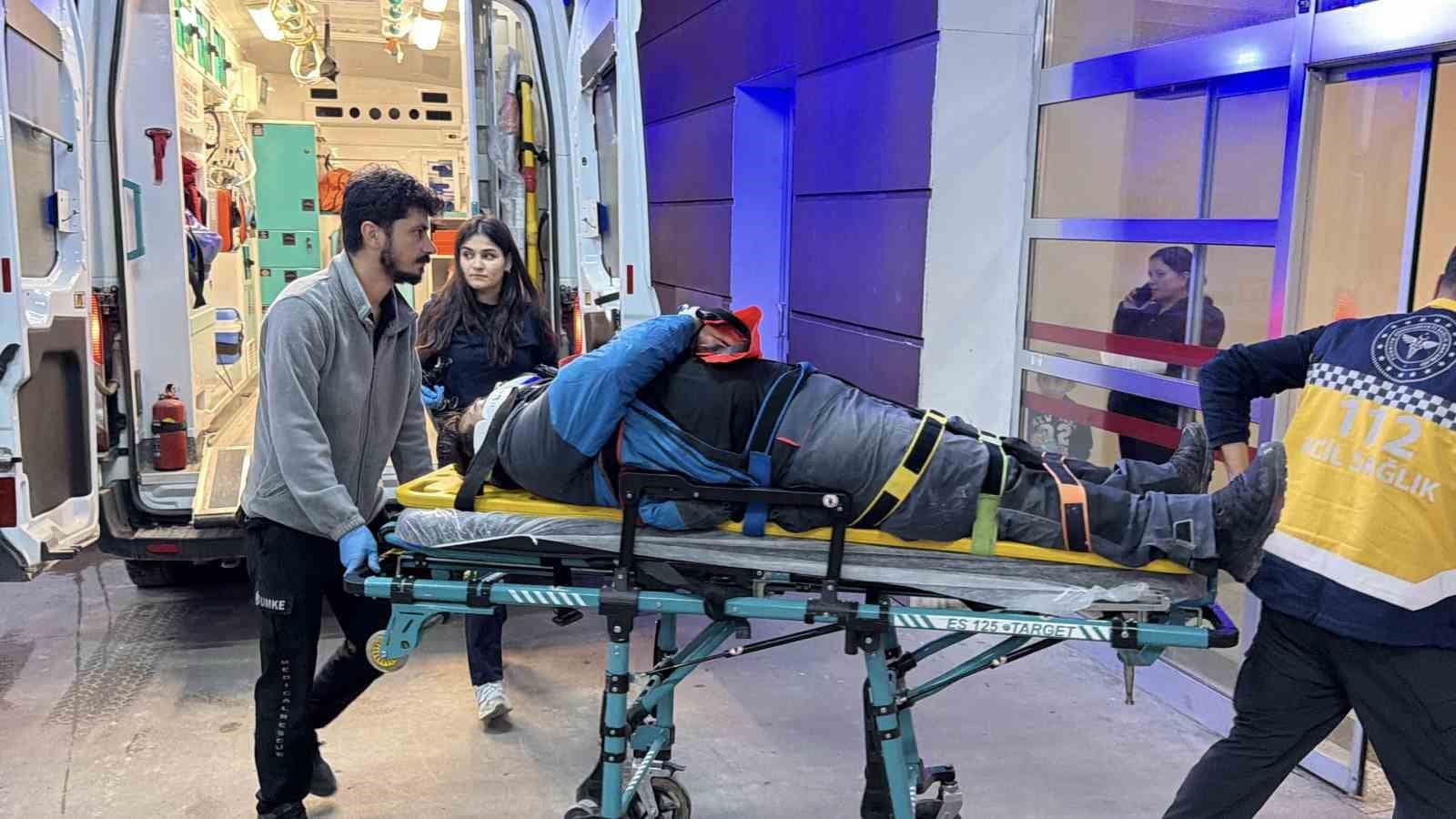 Kayganlaşan yolda devrilen motosikletin sürücüsü yaralandı