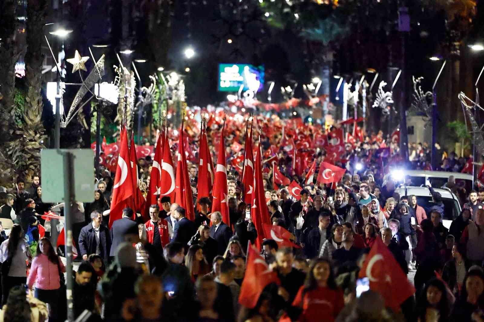 İzmir’de 103’üncü yıl coşkusu gökyüzünü aydınlattı