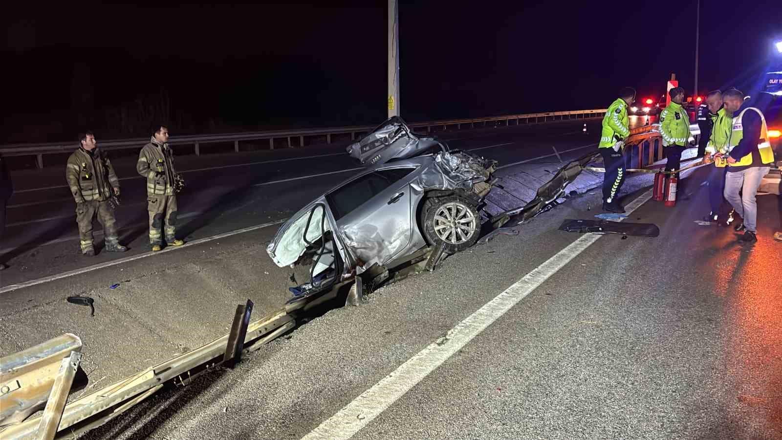 Çanakkale’de otomobil paramparça oldu: 2 kişi hayatını kaybetti