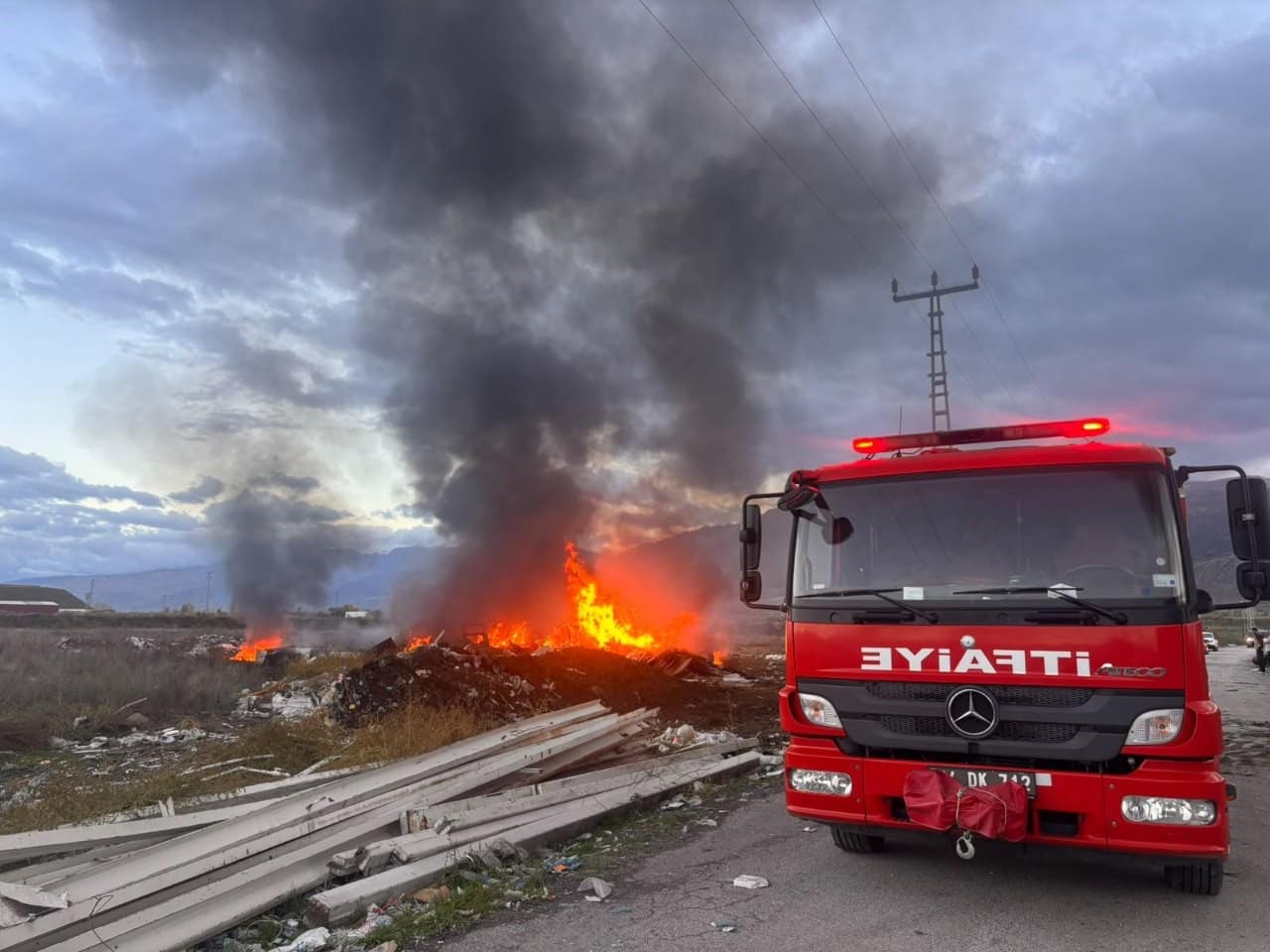 Erzincan’da hurdalık yangını