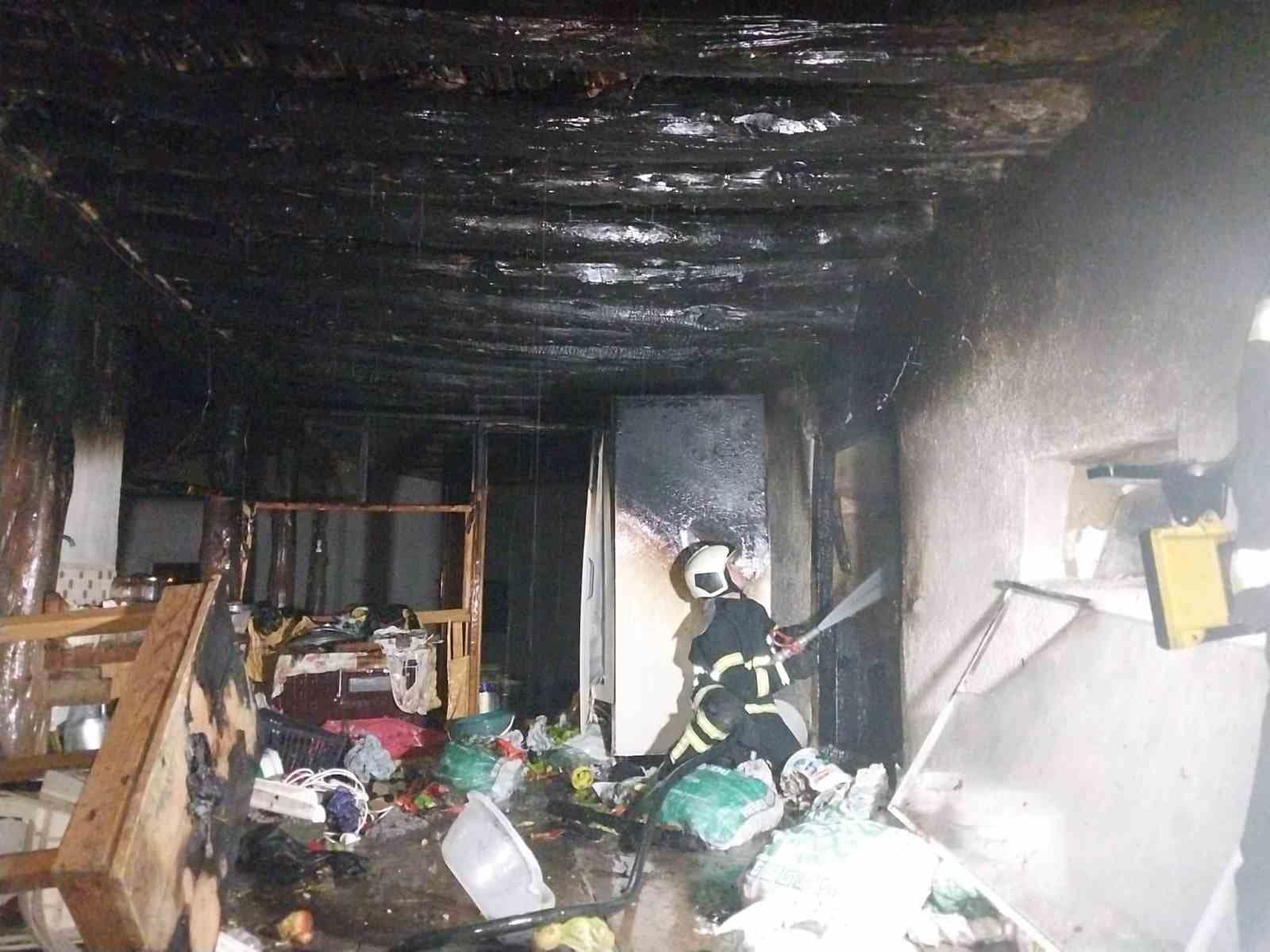 Burdur’da gece yarısı ev yangını