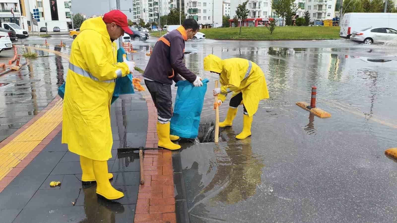 Büyükşehir Belediyesi yoğun yağış nedeniyle aksama yaşanan noktalara müdahale ediyor