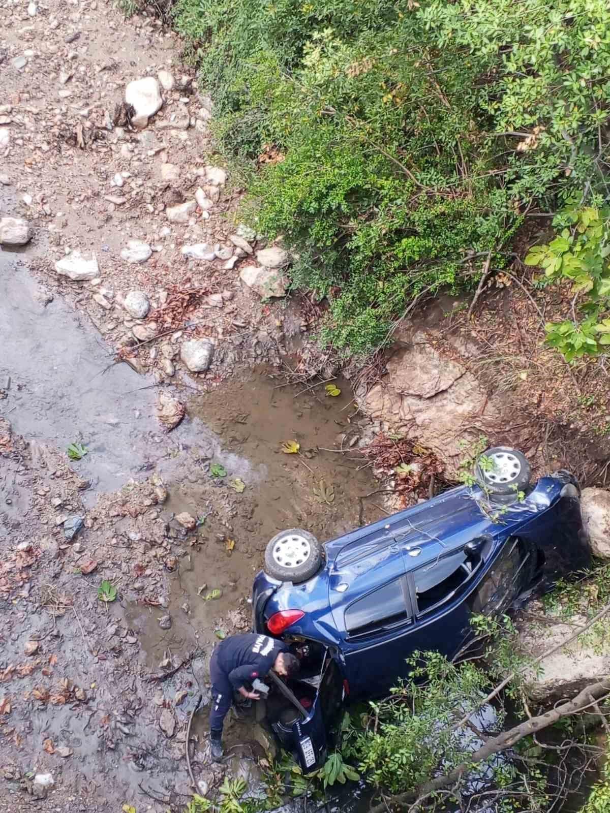 Kontrolden çıkan otomobil dereye uçtu: 3 yaralı
