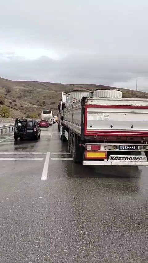 Erzincan-Erzurum yolunda yağış nedeniyle kontrolden çıkan tırlar çarpıştı, ulaşım durdu