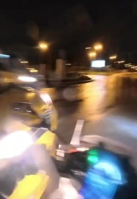 Hafif ticari araç ile motosiklet kavşakta çarpıştı