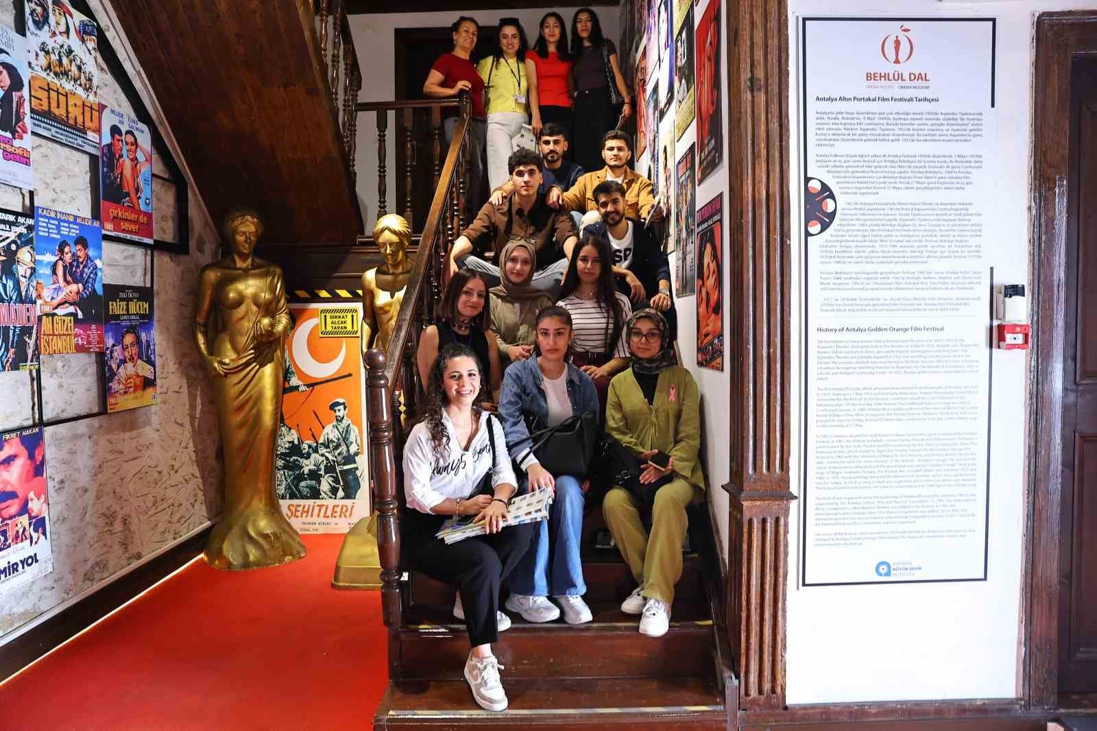 Üniversite öğrencileri Antalya’nın tarihi ve kültürel zenginliklerini keşfettiler