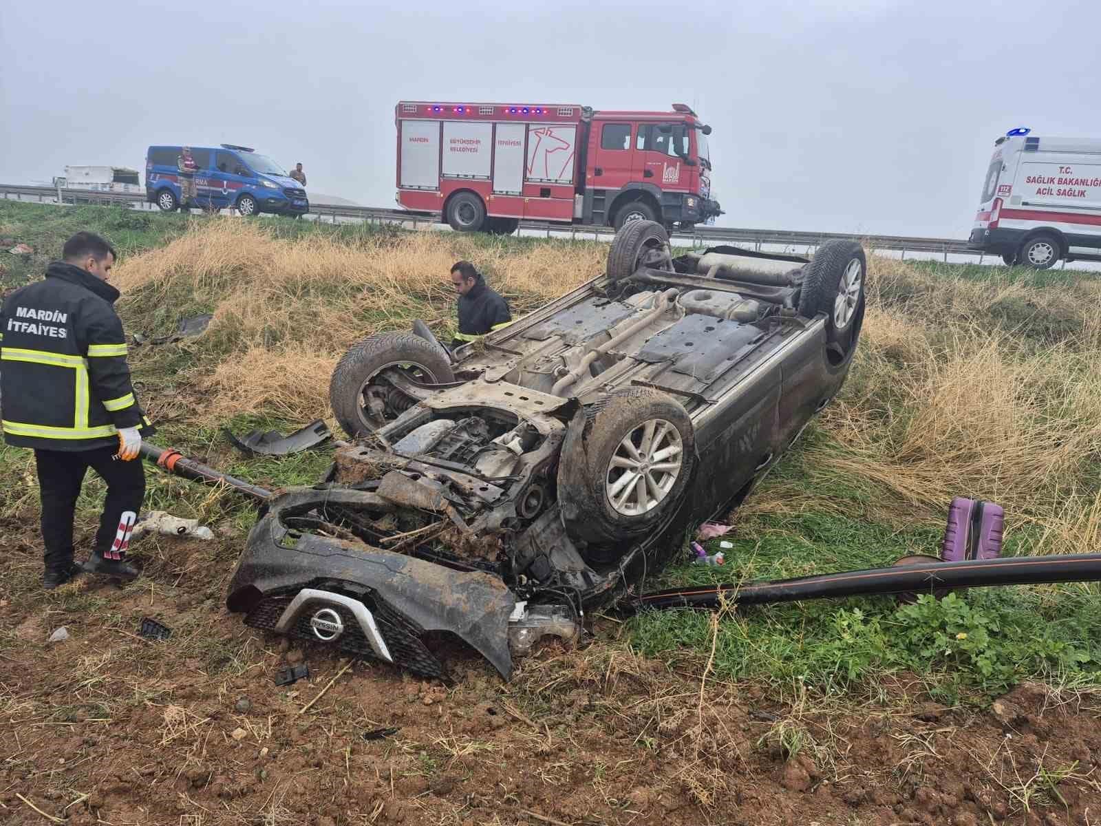 Mardin’de otomobil şarampole devrildi: 3 yaralı