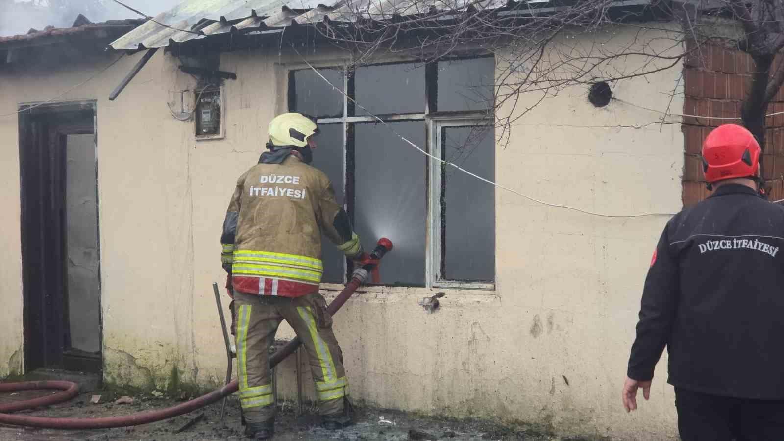 Düzce’de tek katlı ev yandı